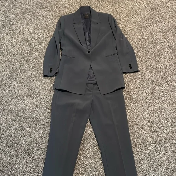 High-quality women’s pants suit by Theory - Picture 1 of 12
